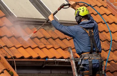Démoussage et hydrofuge de toiture à Pouzolles